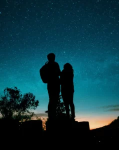 Couple regardant le ciel et les étoiles ensemble